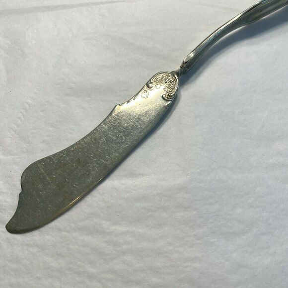 Vintage Silverplated Twisted Handle Butter Knife Early Floral by Wm A Rogers - Picture 4 of 6